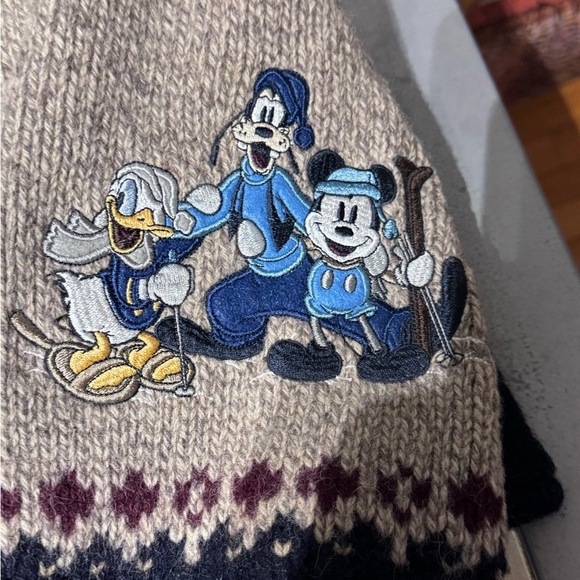 🏔️Rare 1990's Vintage Disney Ski Lodge Cream and Blue V-Neck Sweaters 100% Wool - Picture 15 of 16